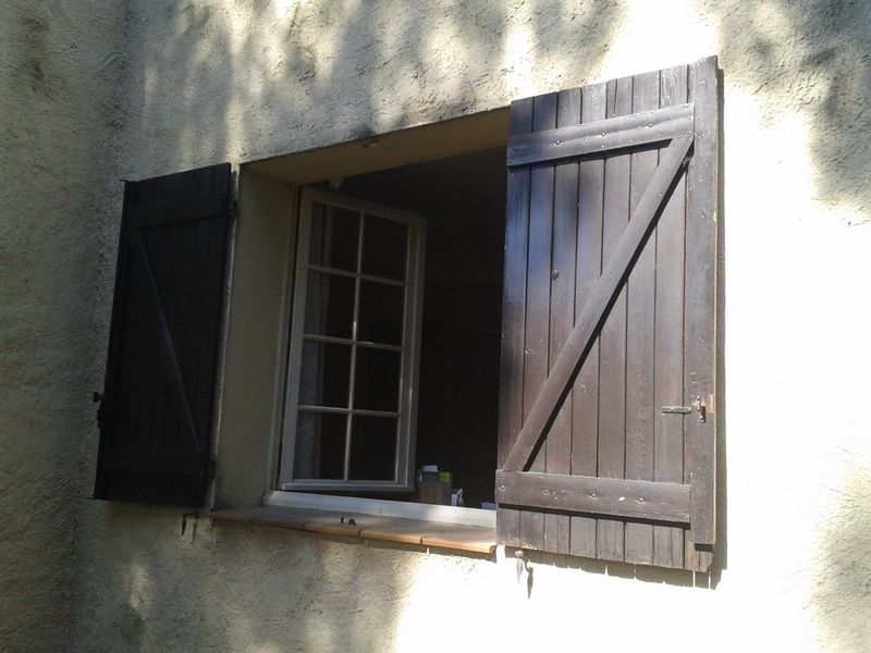 Volet battant en bois sur Martigues (Avant)